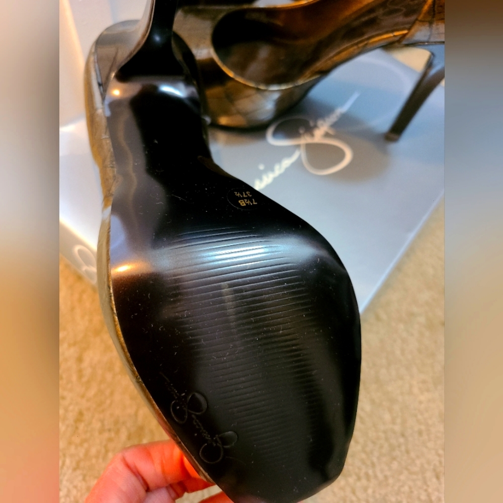 High Heel - Picture 2 of 4
